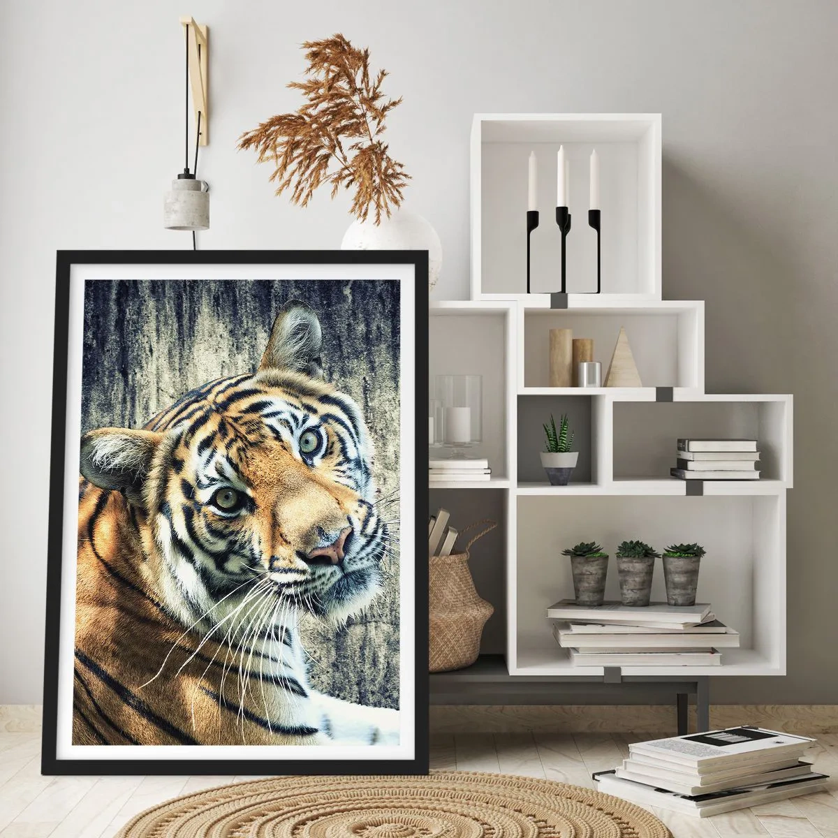 Plakat i sort ramme - Nærbillede af en tiger mod en naturlig væg - 50x70cm - Portræt i lysstrømme - Moderne vægdekoration til stue og soveværelse ARTTOR