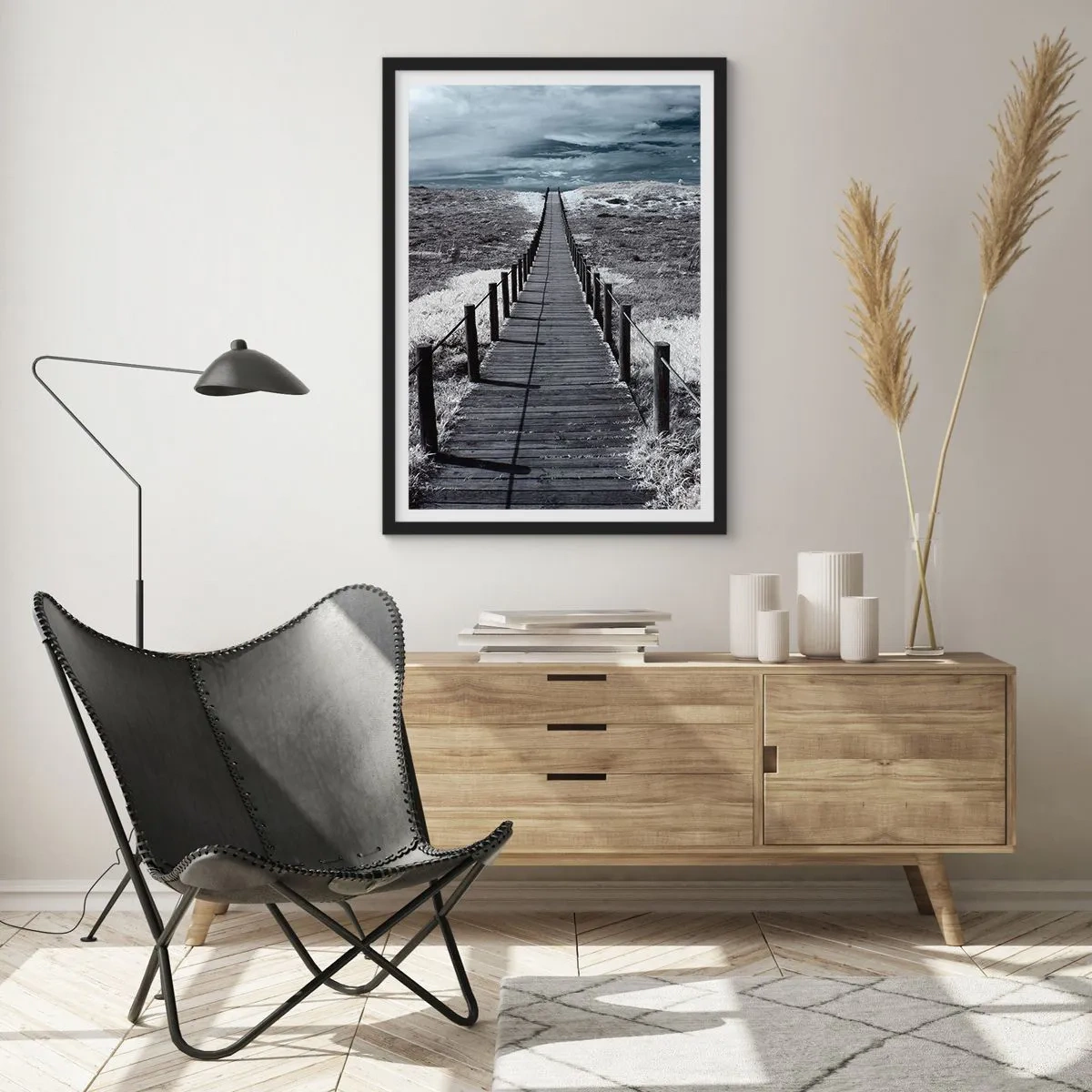 Plakat i sort ramme - En træsti ind i det ukendte - 50x70cm - Lige ved kysten - Moderne vægdekoration til stue og soveværelse ARTTOR