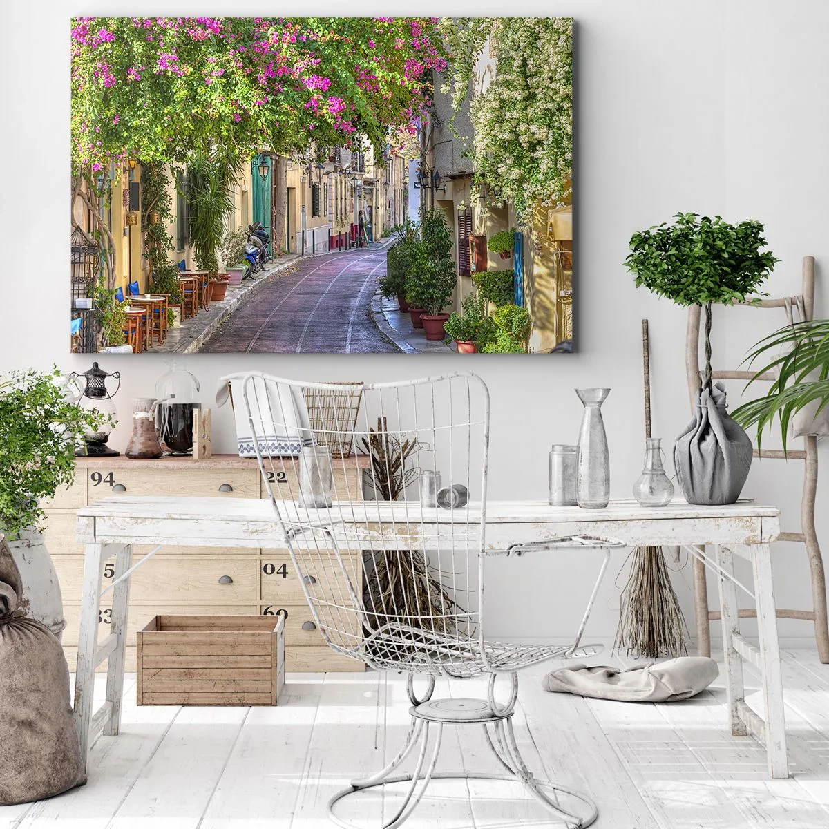 Lærredstryk - Billede på lærred - En charmerende gade med blomstrende vinstokke og caféborde - 70x50cm - En blomstrende gyde - Moderne vægdekoration til stue og soveværelse ARTTOR
