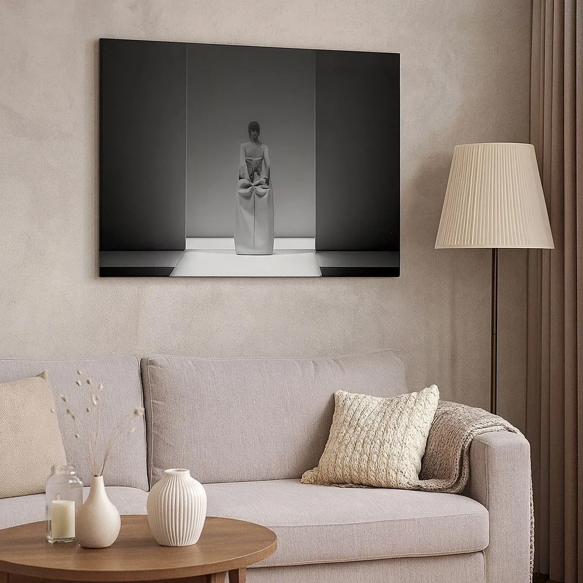 Lærredstryk - Billede på lærred - Et sort-hvidt maleri med en minimalistisk scene af en kvinde i et geometrisk rum. - 70x50cm - Raffineret enkelhed - Moderne vægdekoration til stue og soveværelse ARTTOR