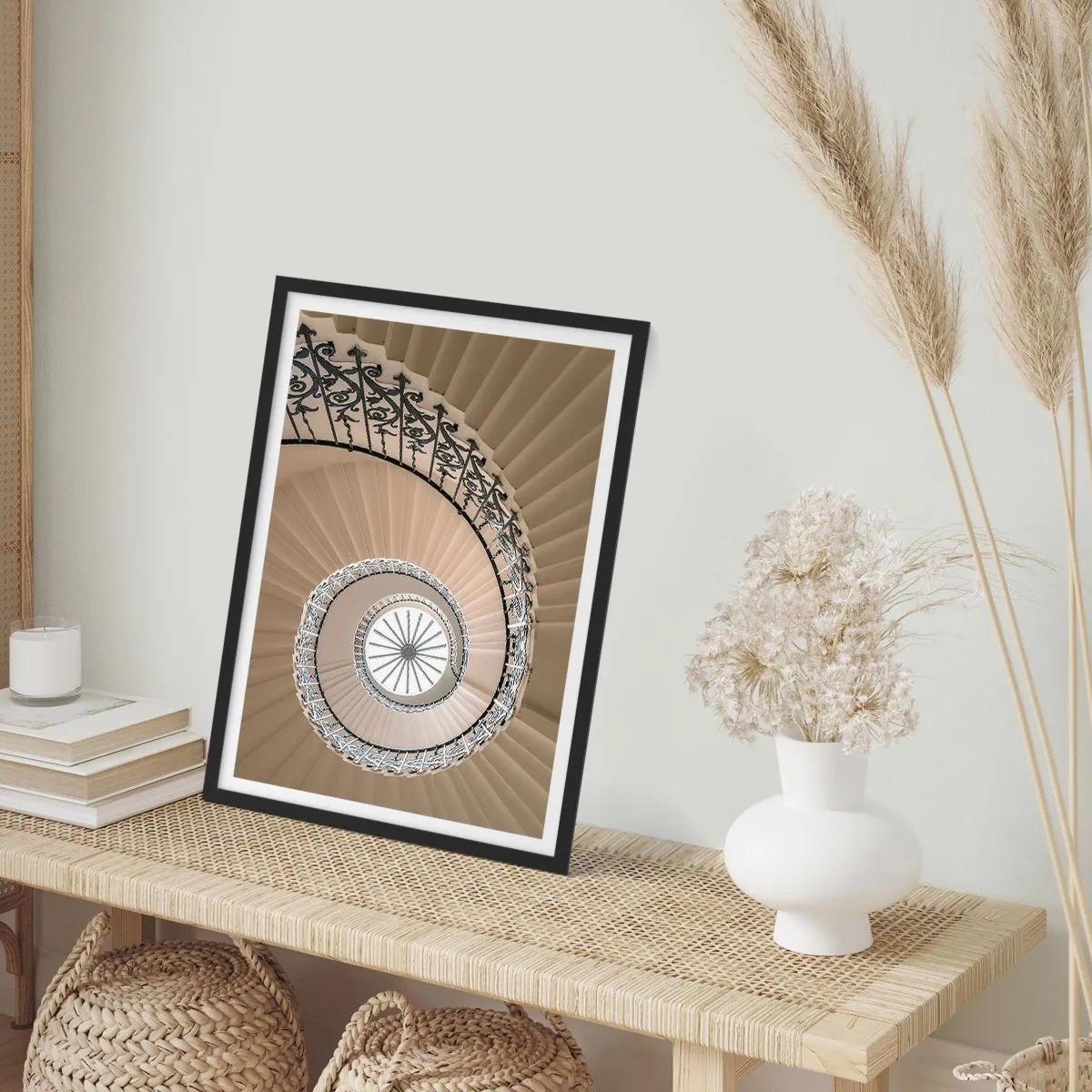 Plakat i sort ramme - Fotografi af en vindeltrappe med en dekorativ balustrade - 50x70cm - I midten af en skal - Moderne vægdekoration til stue og soveværelse ARTTOR