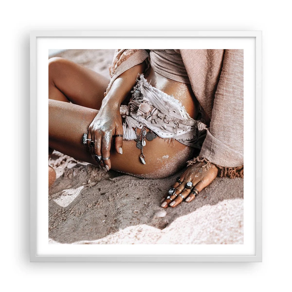 Plakat i hvid ramme - Kastet ud af bølgerne? - 60x60 cm