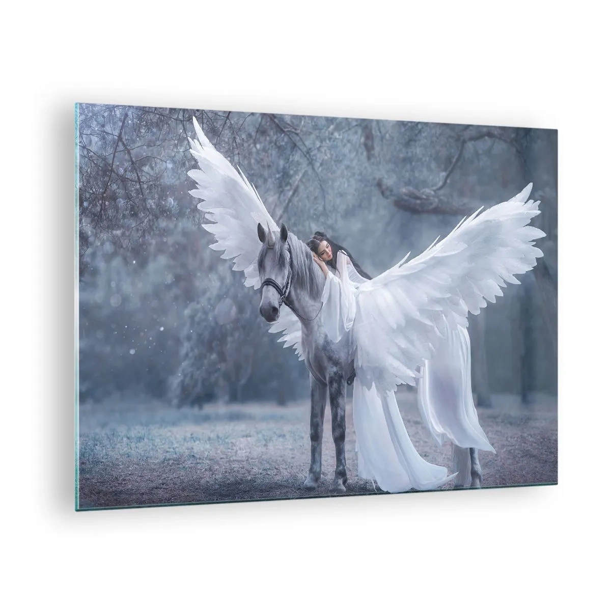 Billede på glas - Pegasus med hvide vinger og en kvinde i en kjole i en mystisk skov - 70x50cm - Inspireret øjeblik - Moderne vægdekoration til stue og soveværelse ARTTOR