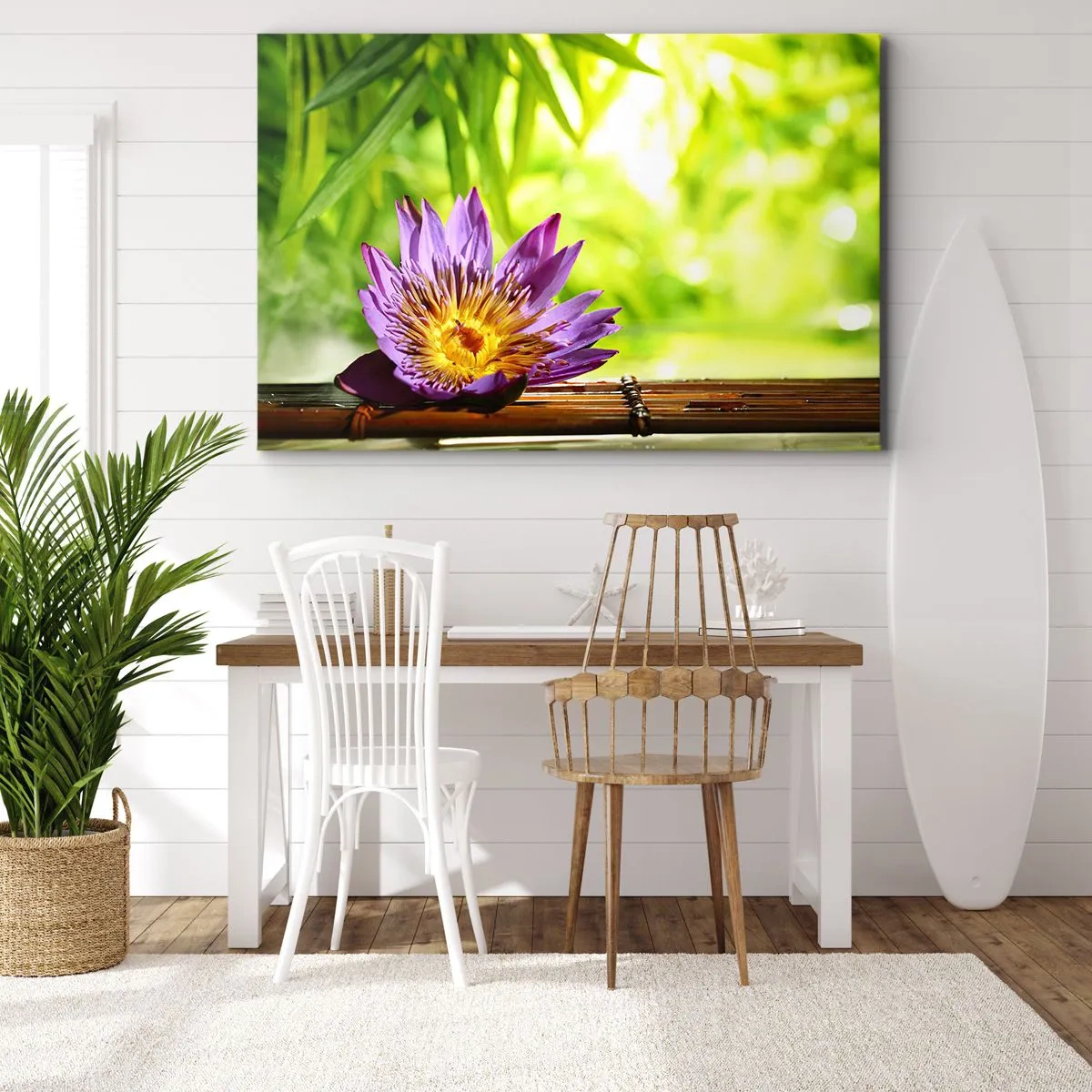 Lærredstryk - Billede på lærred - Lilla lotusblomst mod en baggrund af grønne bambusblade - 70x50cm - I det asiatiske solskin - Moderne vægdekoration til stue og soveværelse ARTTOR