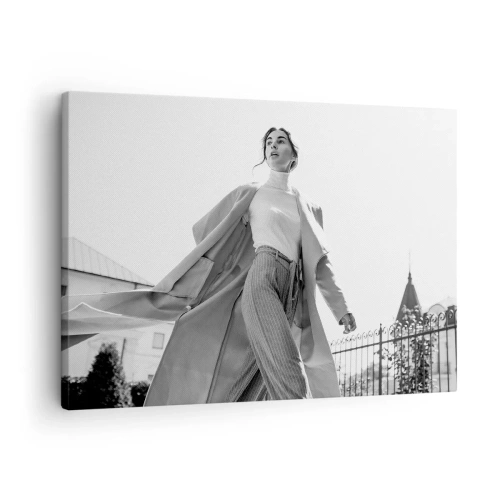Lærredstryk - Billede på lærred - Stilfuld kvinde i en frakke mod en sort og hvid arkitektonisk baggrund - 70x50cm - Kommer du med mig? - Moderne vægdekoration til stue og soveværelse ARTTOR