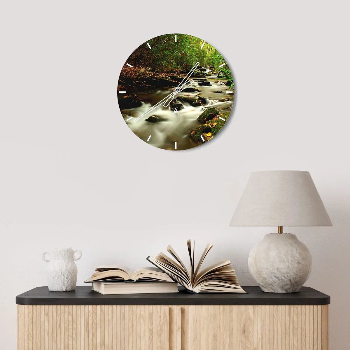 Vægur, Uret - En skovbæk omgivet af grønne områder - 30x30cm - Som flydende sølv - Moderne vægdekoration til stue, køkken og soveværelse ARTTOR