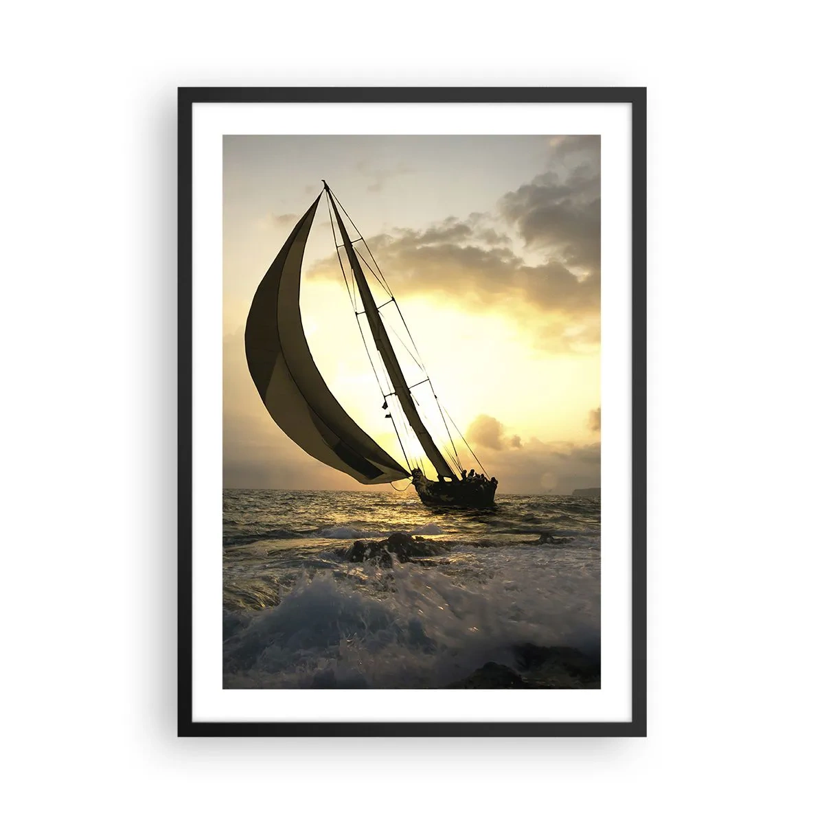 Plakat i sort ramme - En sejlbåd på et stormfuldt hav i gløden fra den nedgående sol - 50x70cm - I medvind og modvind - Moderne vægdekoration til stue og soveværelse ARTTOR