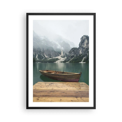 Plakat i sort ramme - En båd ved molen med bjerge og en sø i baggrunden - 50x70cm - "Og stolte pander" - Moderne vægdekoration til stue og soveværelse ARTTOR