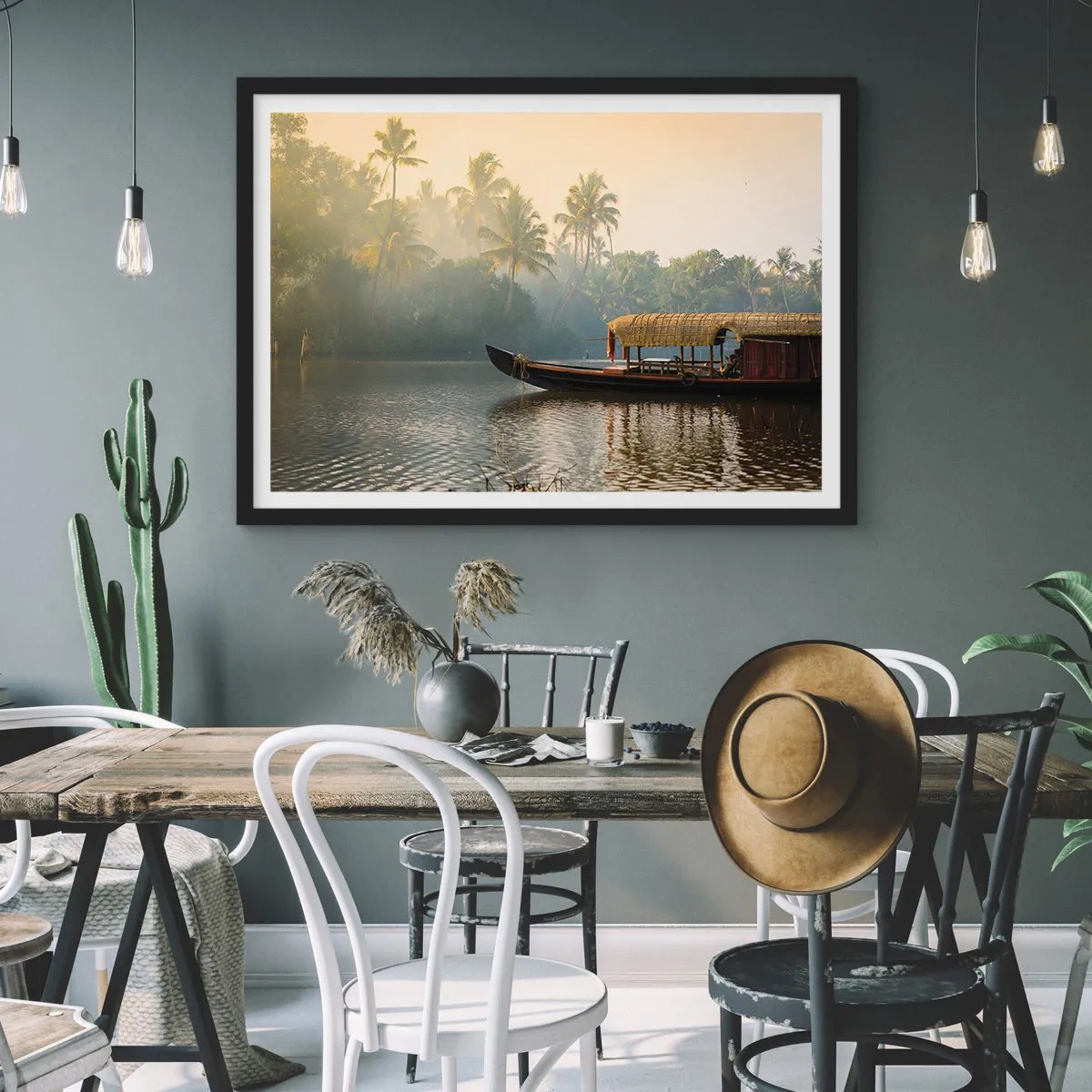 Plakat i sort ramme - Hus ved floden - 100x70 cm