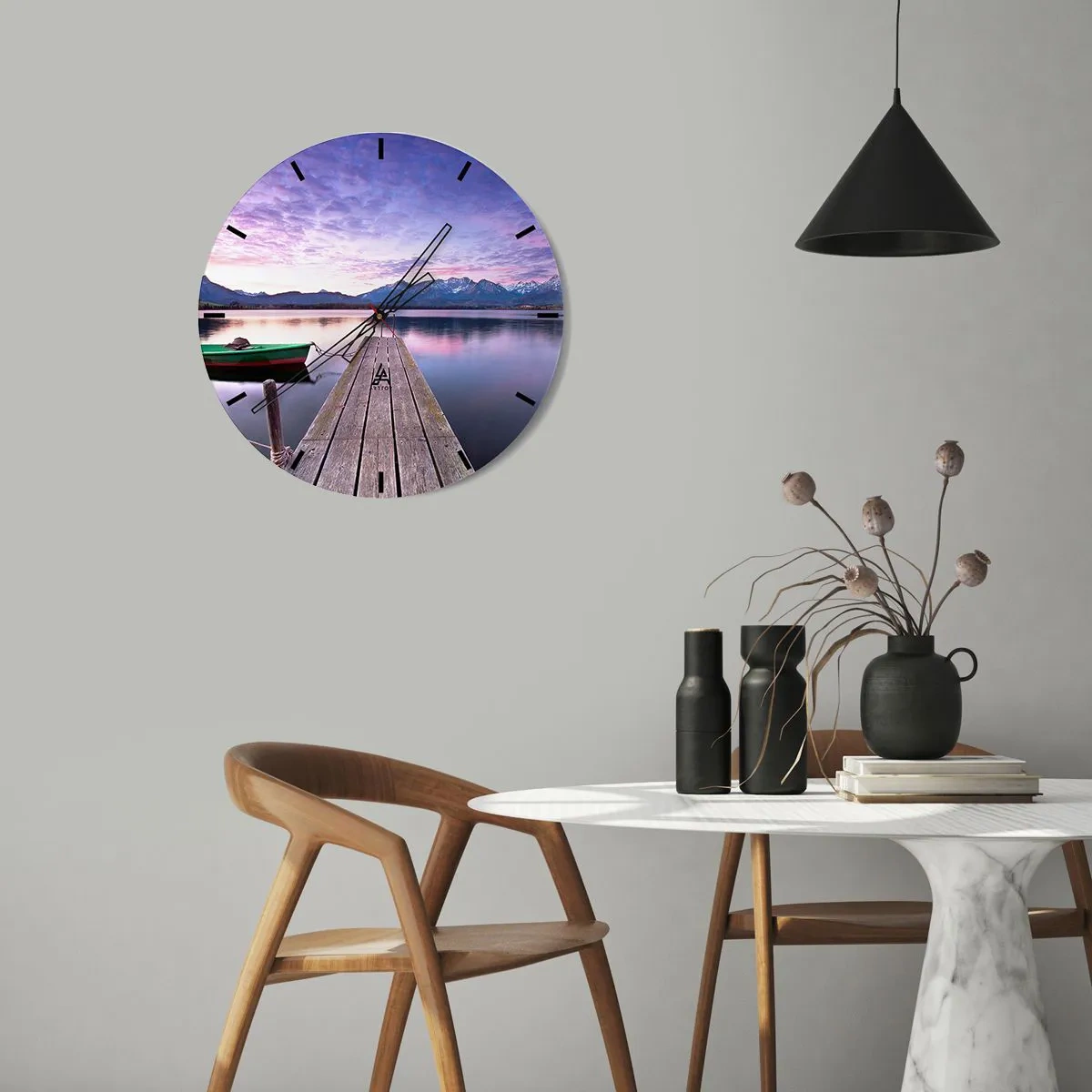 Vægur, Uret - En mole ved en sø med en båd mod et bjerglandskab ved solnedgang - 30x30cm - Venskabelig stilhed - Moderne vægdekoration til stue, køkken og soveværelse ARTTOR