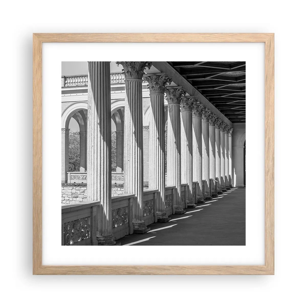 Plakat i ramme af lyst egetræ - Solrig arkade - 40x40 cm