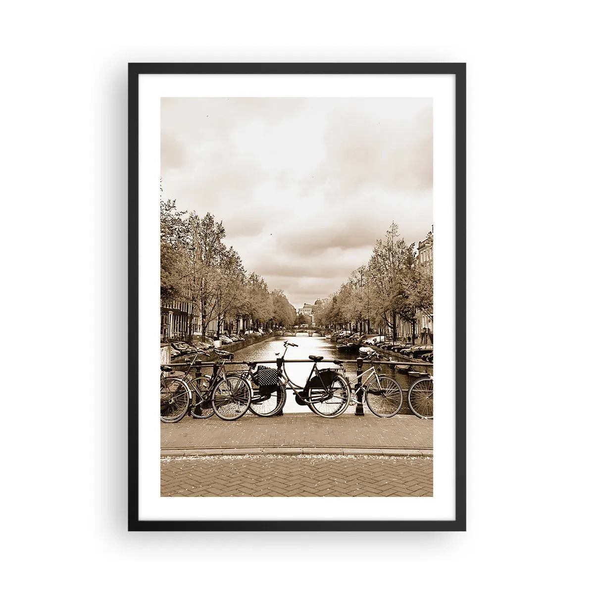 Plakat i sort ramme - Sepia-tonede cykler ved kanalen - 50x70cm - Hollandsk atmosfære - Moderne vægdekoration til stue og soveværelse ARTTOR