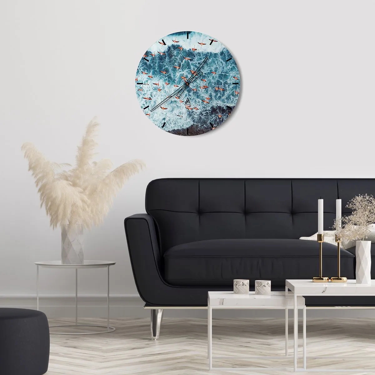 Vægur, Uret - En flok flamingoer over havbølgerne set fra et fugleperspektiv - 30x30cm - Parade ved havet - Moderne vægdekoration til stue, køkken og soveværelse ARTTOR