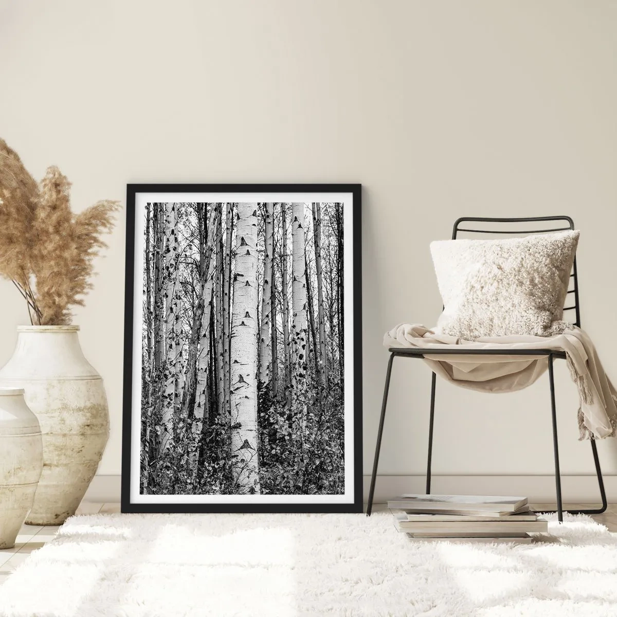 Plakat i sort ramme - Sorte og hvide birketræer danner en symmetrisk skov - 50x70cm - Kolonnade af birk - Moderne vægdekoration til stue og soveværelse ARTTOR
