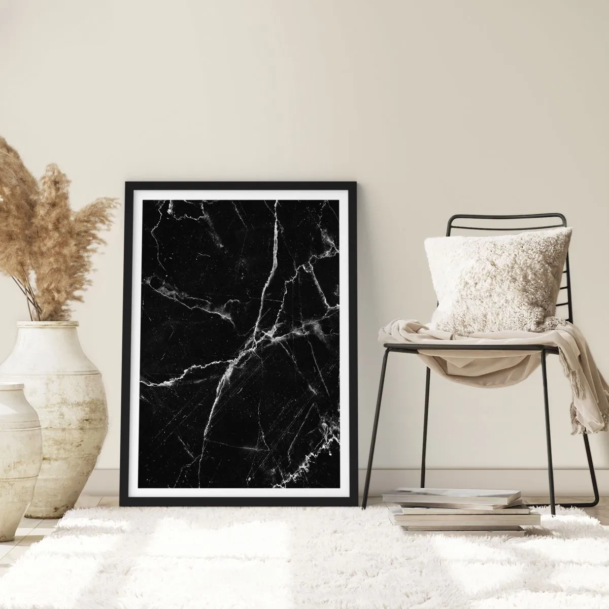 Plakat i sort ramme - Sort marmor baggrund med hvide revner - 50x70cm - Stenens hemmelige liv - Moderne vægdekoration til stue og soveværelse ARTTOR