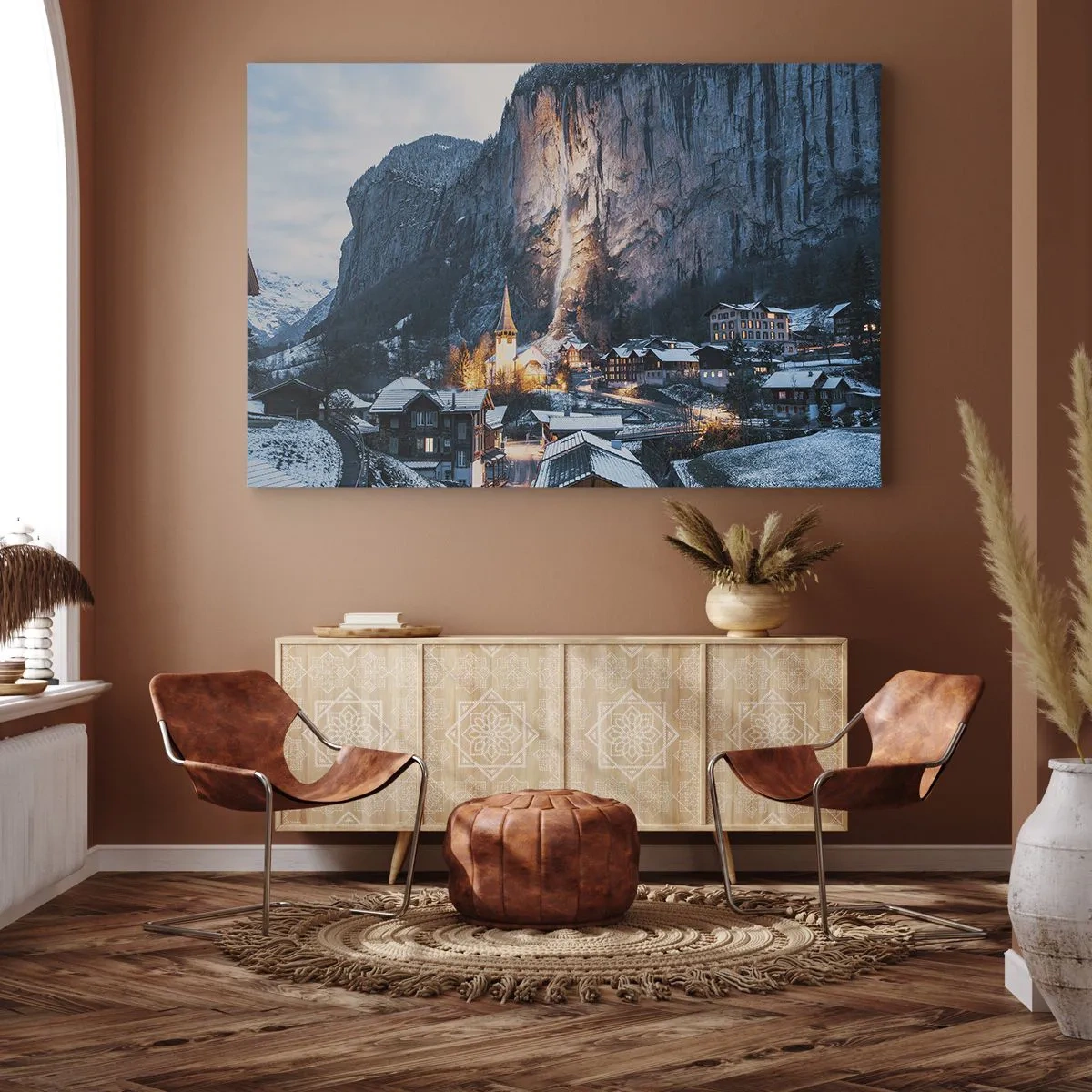 Lærredstryk - Billede på lærred - En malerisk vinterlandsby omgivet af bjerge - 70x50cm - Vinterens lysende ånd - Moderne vægdekoration til stue og soveværelse ARTTOR