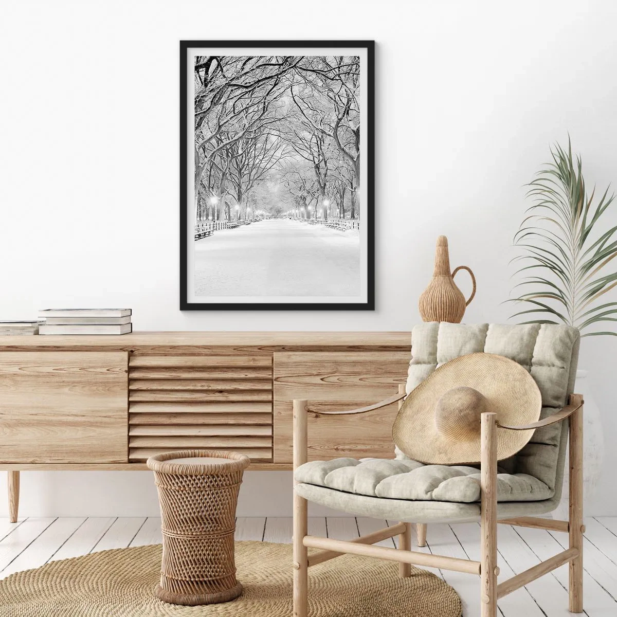 Plakat i sort ramme - En vinterallé af træer dækket af sne i parken - 50x70cm - Fire årstider - vinter - Moderne vægdekoration til stue og soveværelse ARTTOR