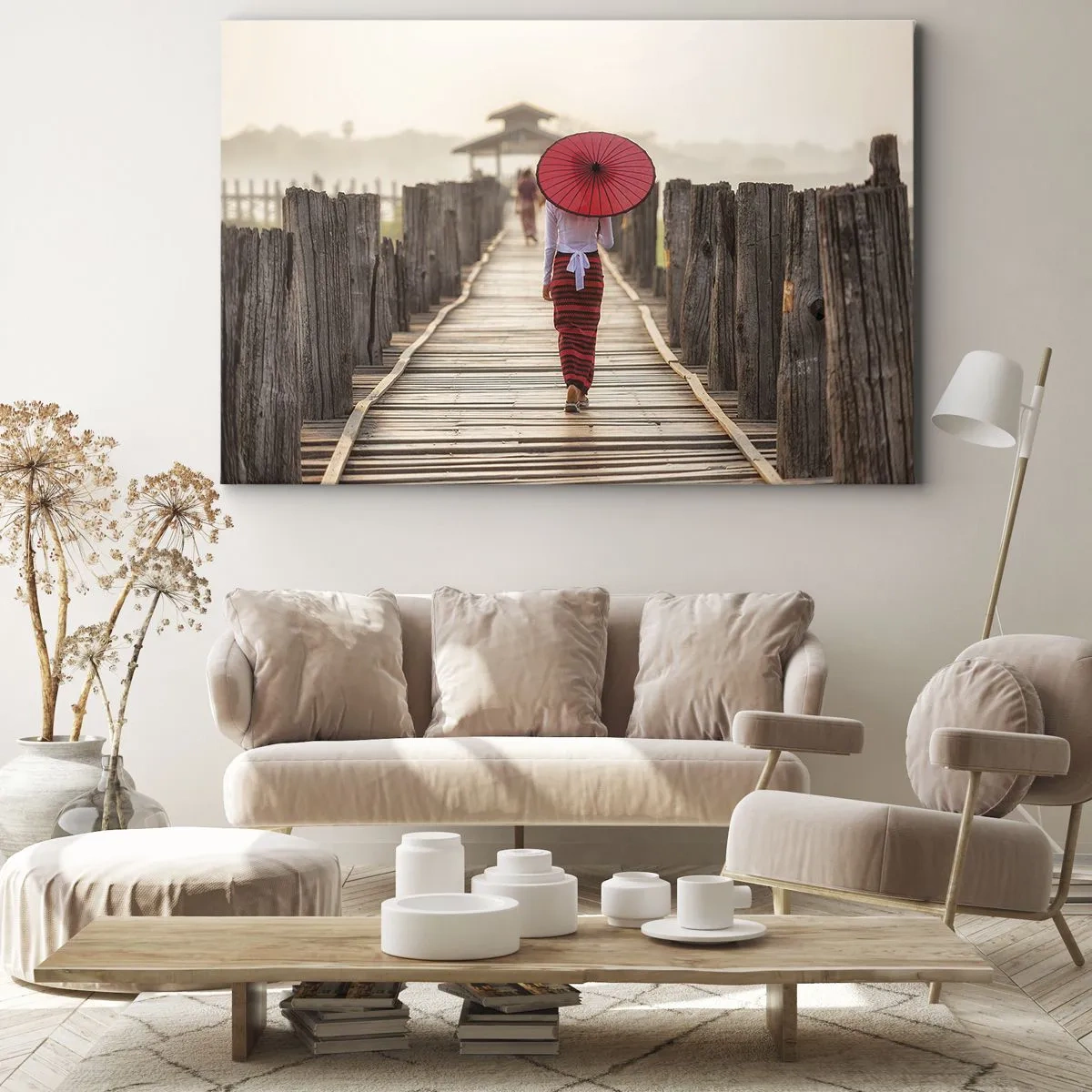 Lærredstryk - Billede på lærred - En kvinde med en rød paraply på en træbro - 70x50cm - På den gamle bro - Moderne vægdekoration til stue og soveværelse ARTTOR