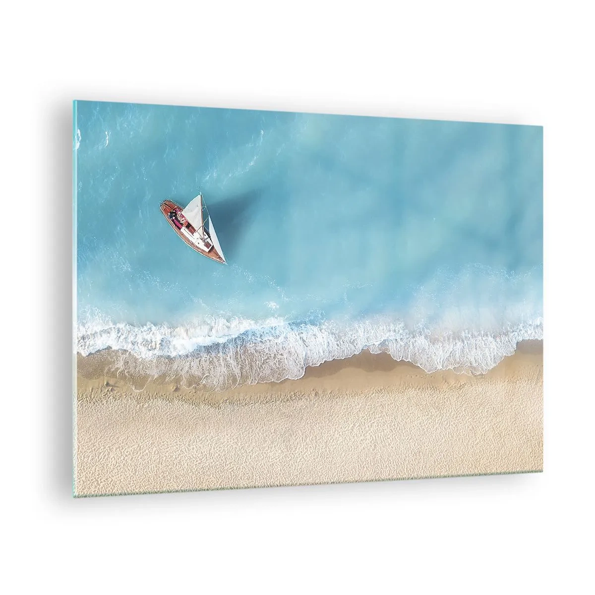 Billede på glas - En sejlbåd på det azurblå hav ved en sandstrand - 70x50cm - På grænsen mellem blå og guld - Moderne vægdekoration til stue og soveværelse ARTTOR