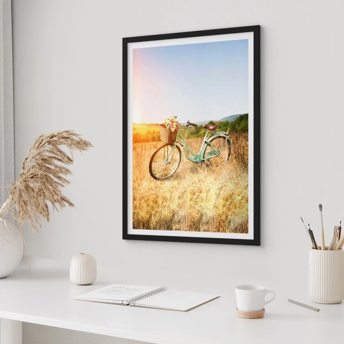 Plakat i sort ramme - En cykel med en kurv fuld af blomster på en eng - 50x70cm - Jeg bliver her et stykke tid - Moderne vægdekoration til stue og soveværelse ARTTOR