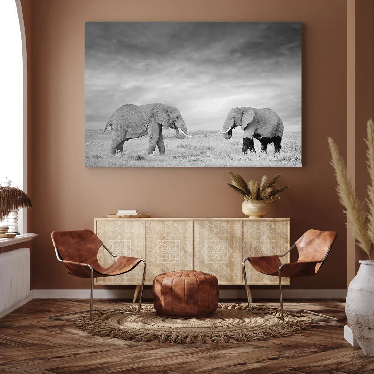 Lærredstryk - Billede på lærred - To elefanter mod den afrikanske savanne som baggrund - 70x50cm - Gråt er smukt - Moderne vægdekoration til stue og soveværelse ARTTOR