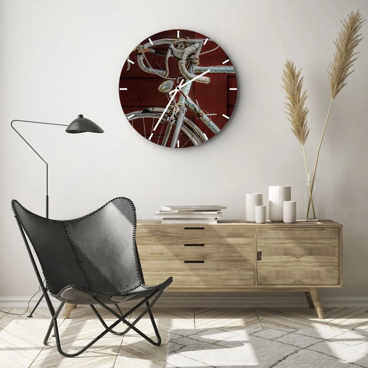 Vægur, Uret - Nærbillede af en retro cykel mod en rød tavle - 30x30cm - Skabt til at sejre - Moderne vægdekoration til stue, køkken og soveværelse ARTTOR