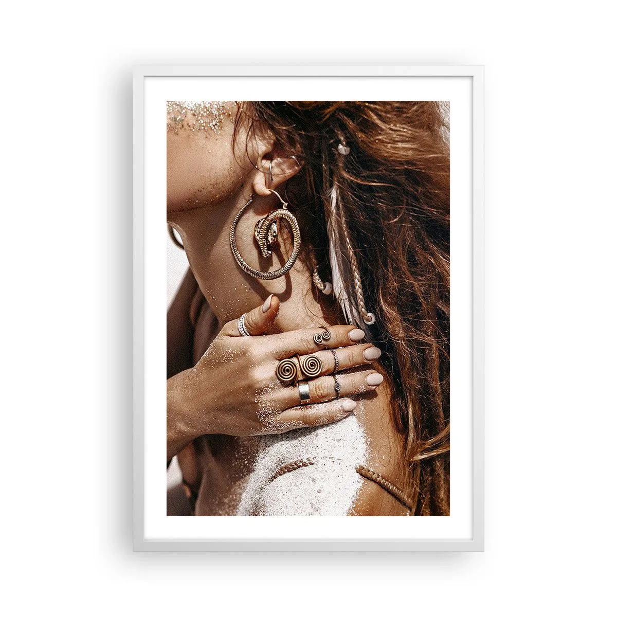 Plakat i hvid ramme - Dronning af den vilde strand - 50x70 cm