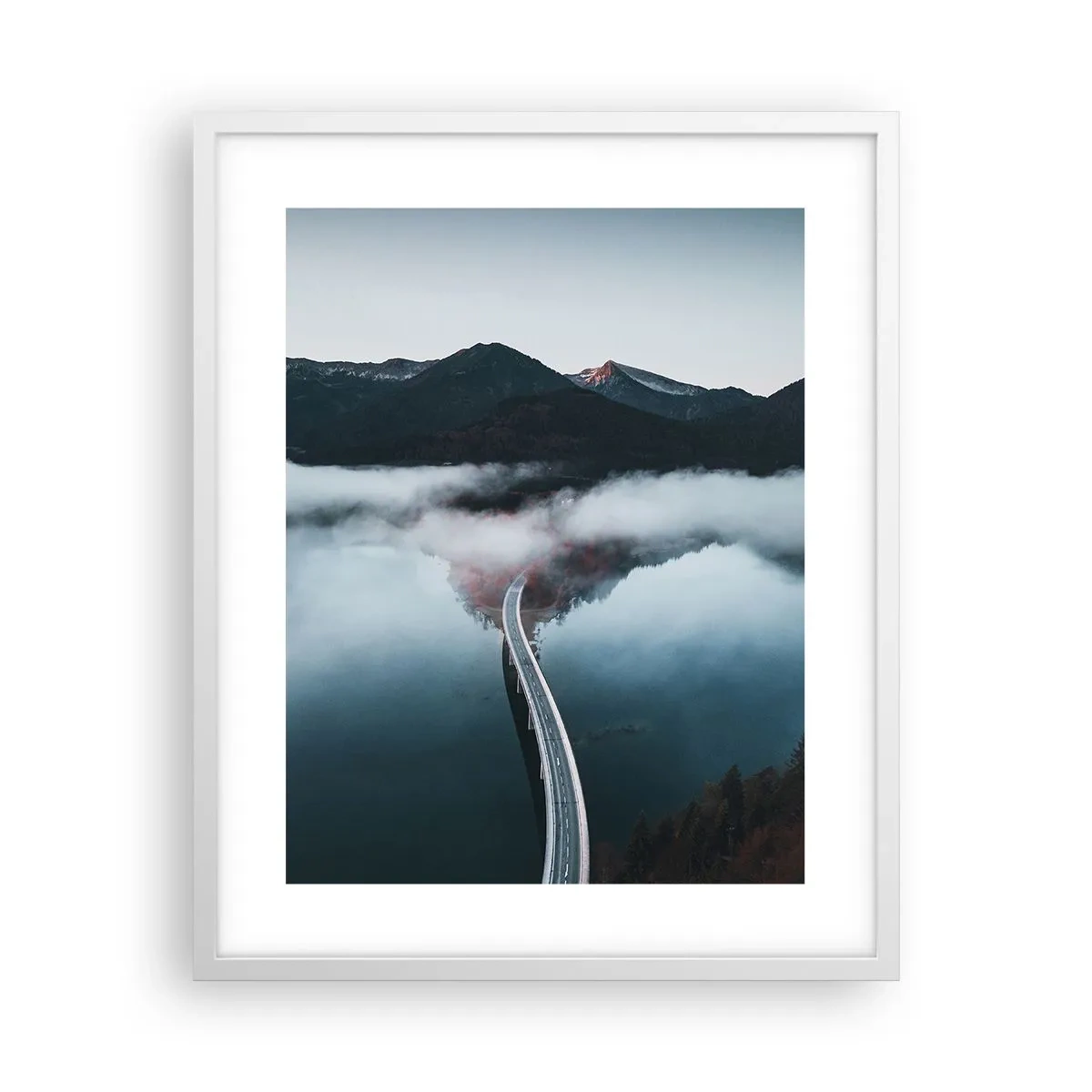 Plakat i hvid ramme - Over vand så glat som et spejl - 40x50 cm