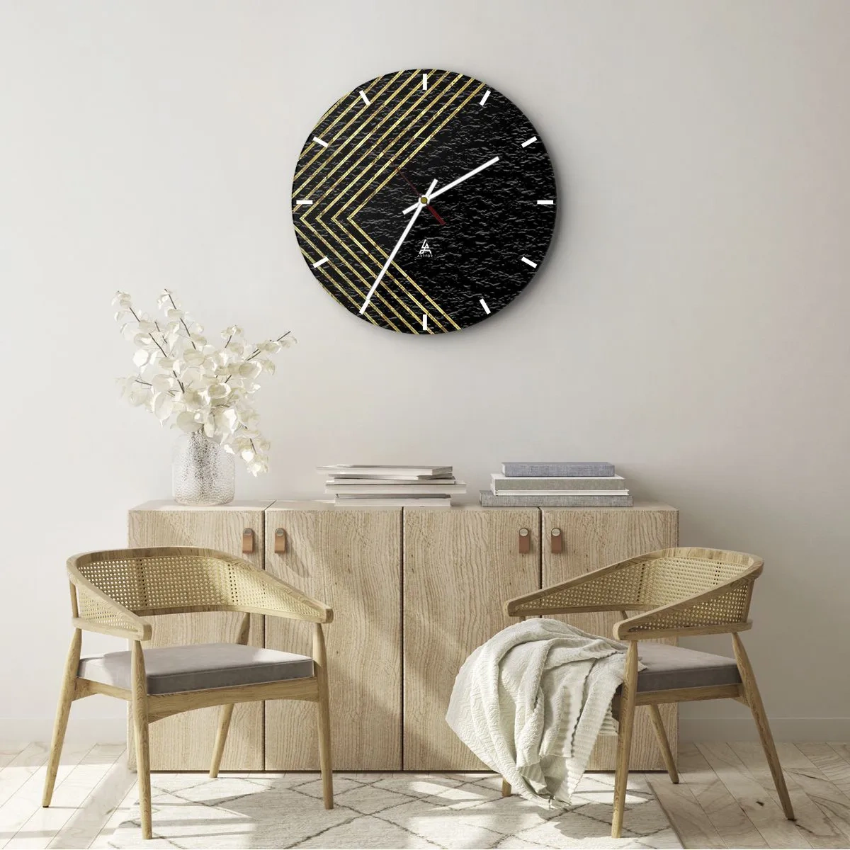 Vægur, Uret - Gyldne linjer, der danner en rombe på en sort baggrund - 30x30cm - Geometri i glamour-stil - Moderne vægdekoration til stue, køkken og soveværelse ARTTOR