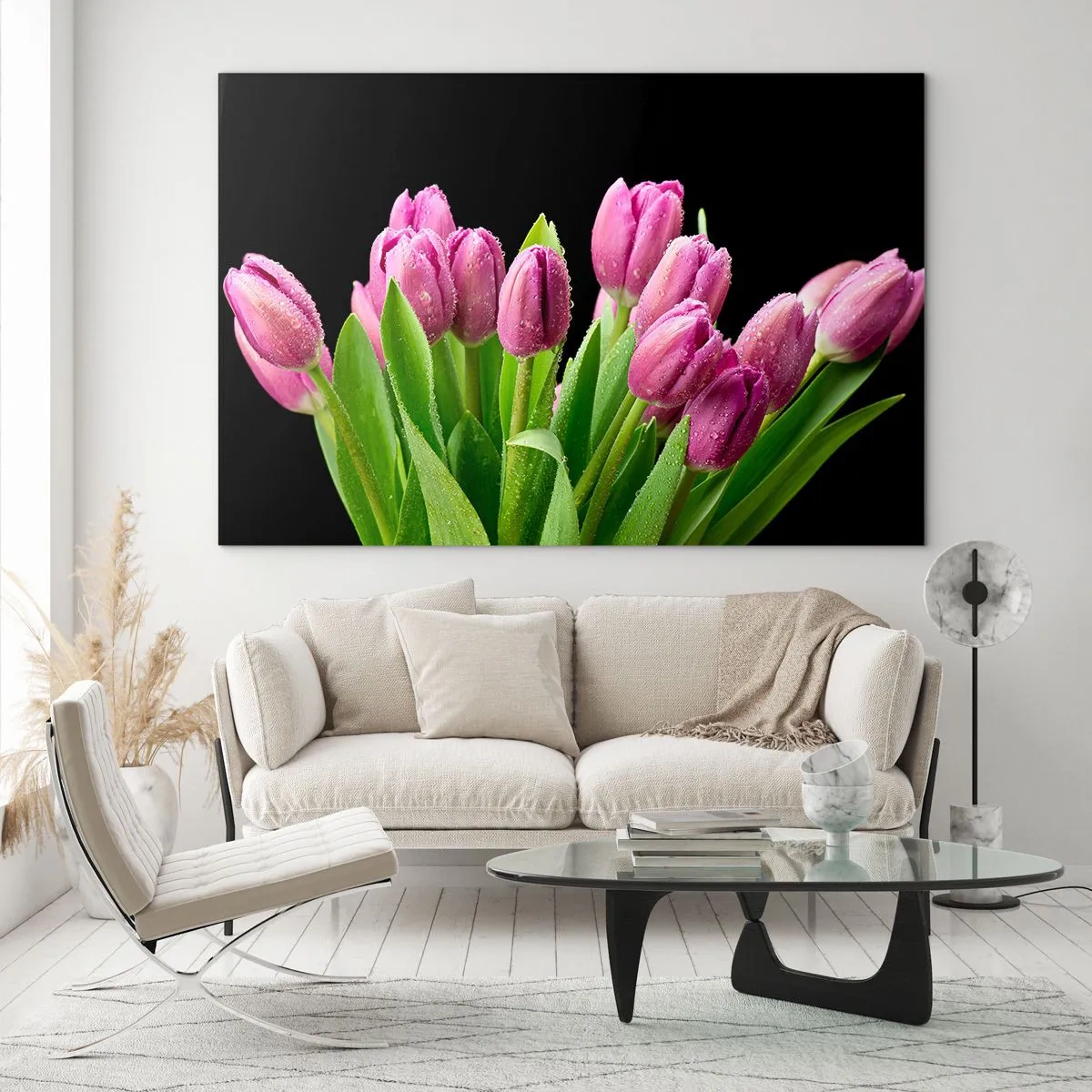 Billede på glas - En buket lyserøde tulipaner dækket med vanddråber på en sort baggrund. - 70x50cm - Forårets lilla glæde - Moderne vægdekoration til stue og soveværelse ARTTOR