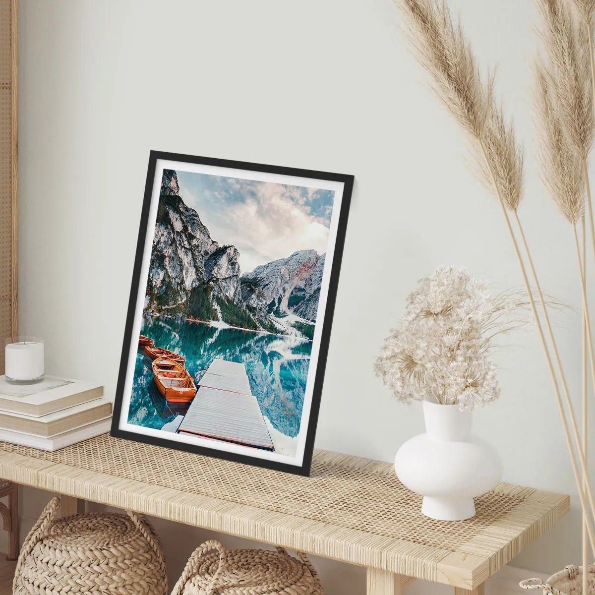 Plakat i sort ramme - En bjergsø med træbåde og en mole - 50x70cm - Vi vil vise dig skønheden - Moderne vægdekoration til stue og soveværelse ARTTOR