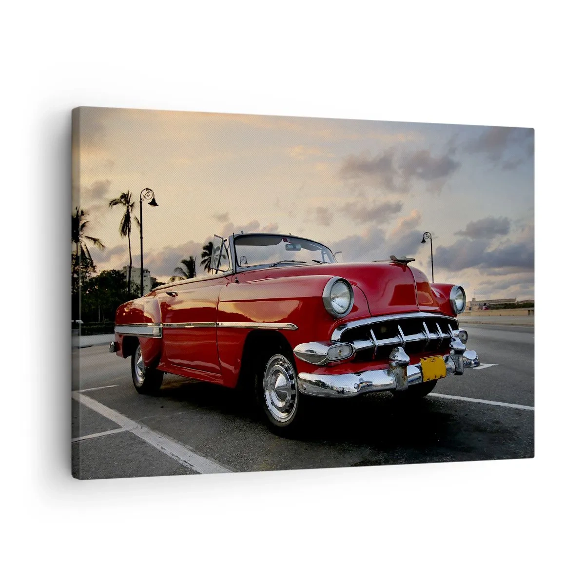 Lærredstryk - Billede på lærred - En rød klassisk cabriolet parkeret ved palmetræer i skumringen. - 70x50cm - Den røde varme i troperne - Moderne vægdekoration til stue og soveværelse ARTTOR