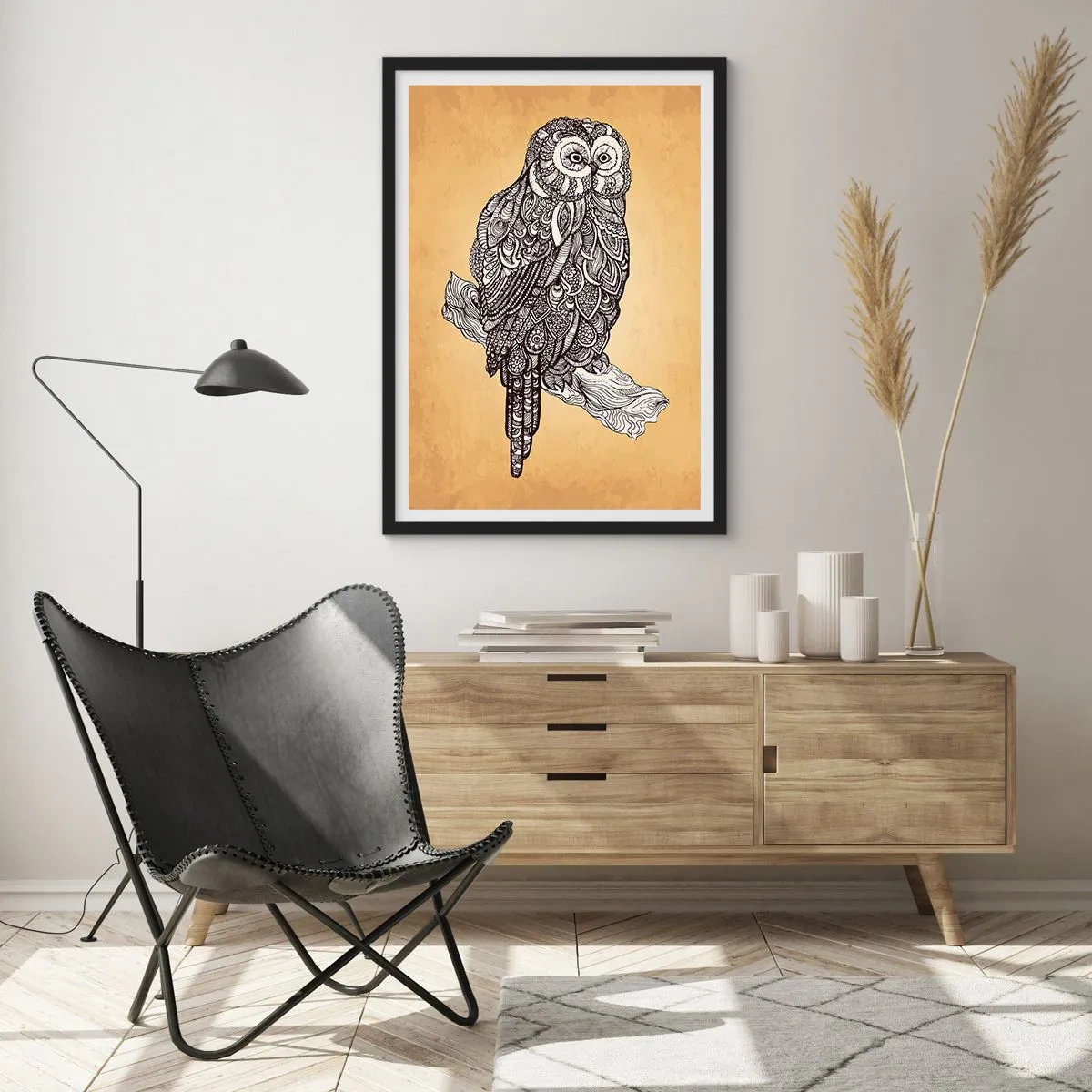 Plakat i sort ramme - En stiliseret ugle i et ornamentalt mønster på en beige baggrund. - 50x70cm - Indviklede ornamenter af visdom - Moderne vægdekoration til stue og soveværelse ARTTOR