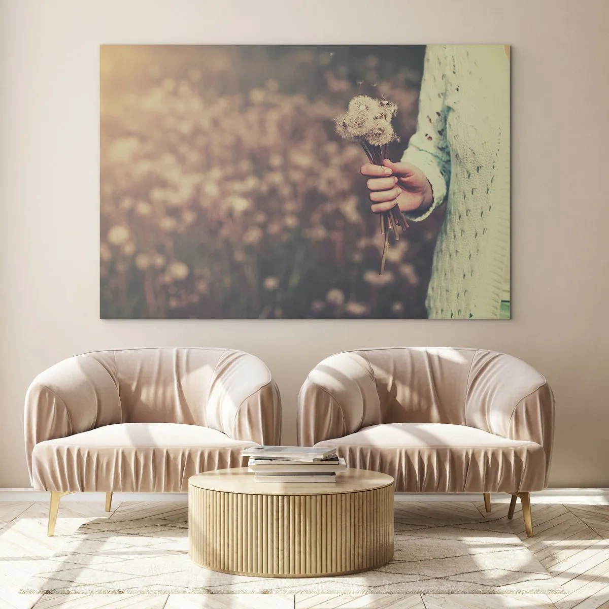 Billede på glas - En hånd, der holder en buket mælkebøtter mod en sløret mark - 70x50cm - Behold dem, venligst - Moderne vægdekoration til stue og soveværelse ARTTOR