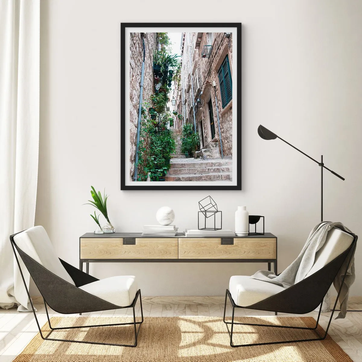 Plakat i sort ramme - En stengade med frodig vegetation og trapper - 50x70cm - Den gamle bys charme - Moderne vægdekoration til stue og soveværelse ARTTOR