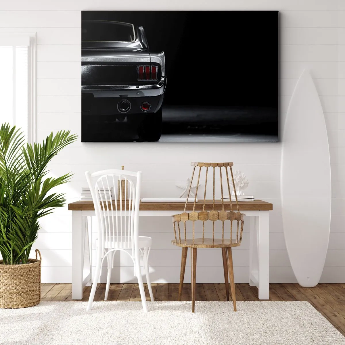 Lærredstryk - Billede på lærred - Et sort-hvidt billede af bagenden af en klassisk bil mod en mørk baggrund. - 70x50cm - Klassisk charme - Moderne vægdekoration til stue og soveværelse ARTTOR