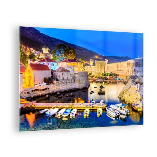 Billede på glas - Aftenpanorama over Dubrovnik med både og bymure - 70x50cm - En lysende nat på Adriaterhavet - Moderne vægdekoration til stue og soveværelse ARTTOR