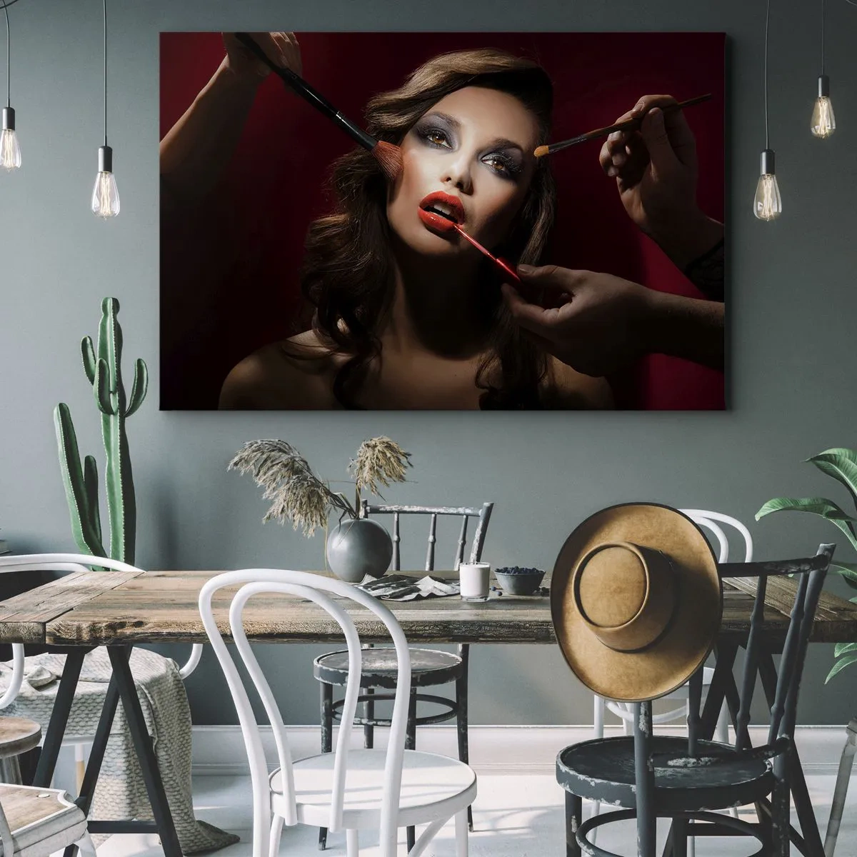 Lærredstryk - Billede på lærred - Stilfuldt portræt af en kvinde, der lægger makeup mod en mørk baggrund - 70x50cm - Smukke drømmende - Moderne vægdekoration til stue og soveværelse ARTTOR