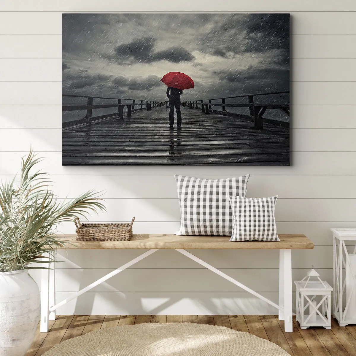 Lærredstryk - Billede på lærred - En person med en rød paraply på en regnfuld mole - 70x50cm - Det er ingenting, hvis det regner - Moderne vægdekoration til stue og soveværelse ARTTOR