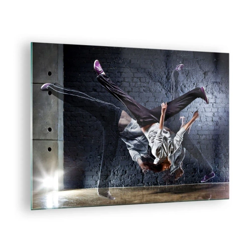 Billede på glas - Dynamisk dans mod en industriel væg som baggrund - 70x50cm - Gadestjerne - Moderne vægdekoration til stue og soveværelse ARTTOR