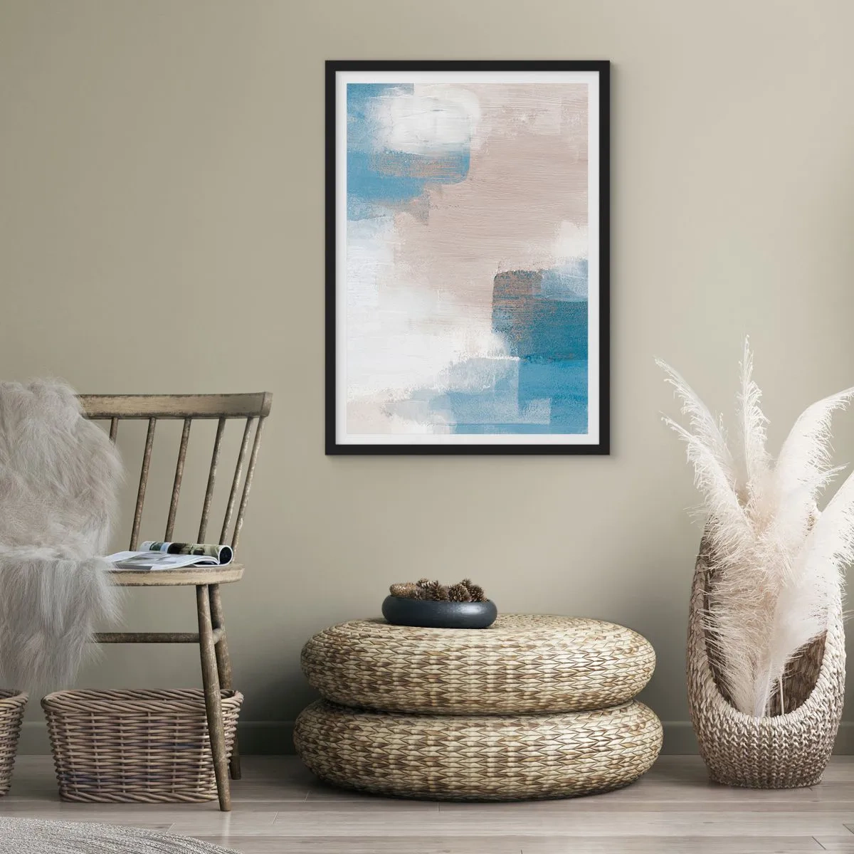 Plakat i sort ramme - Abstrakt komposition i blå og beige nuancer - 50x70cm - Lyserød abstraktion bag et slør af blåt - Moderne vægdekoration til stue og soveværelse ARTTOR