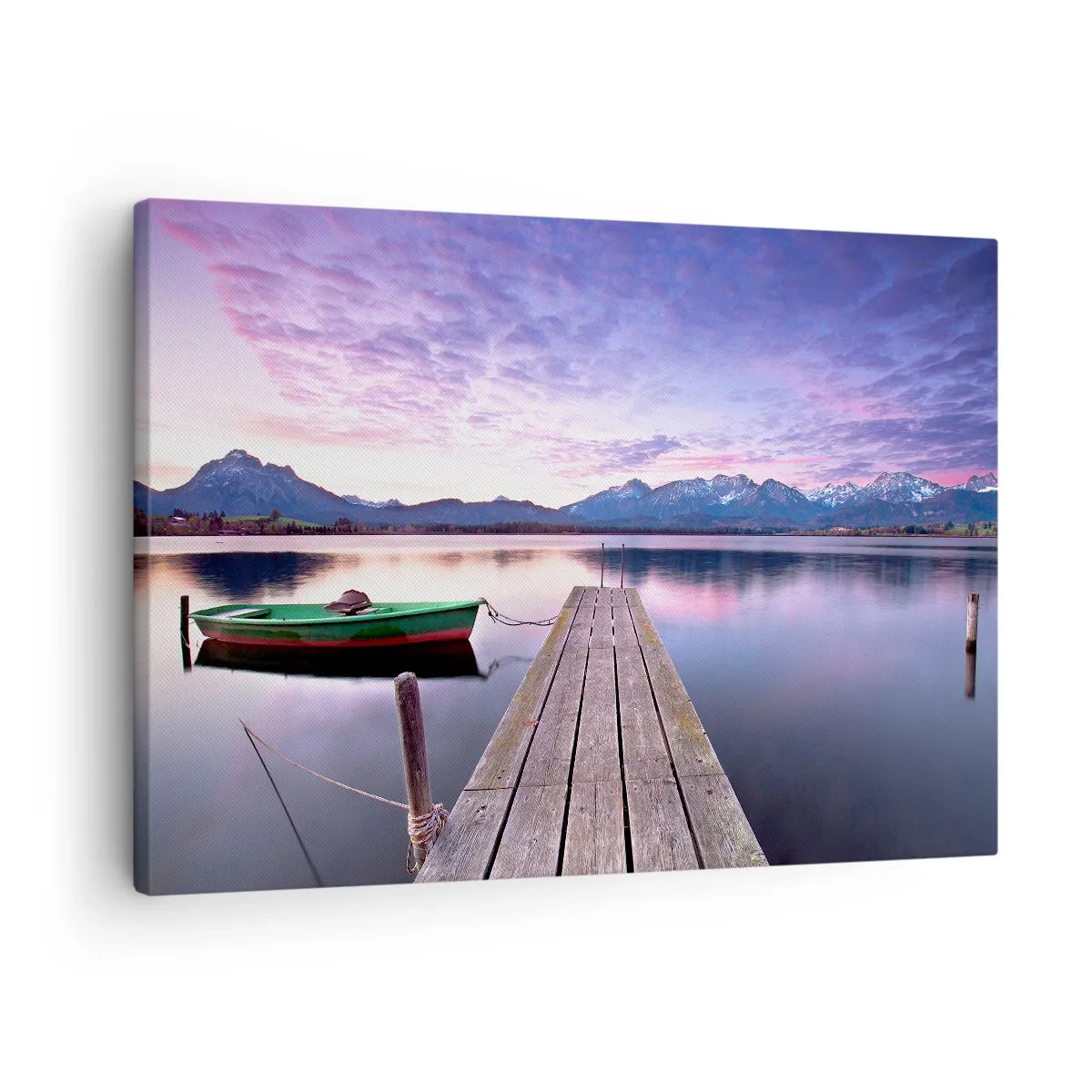 Lærredstryk - Billede på lærred - En træmole med en båd på en sø omgivet af bjerge ved solnedgang - 70x50cm - Venskabelig stilhed - Moderne vægdekoration til stue og soveværelse ARTTOR