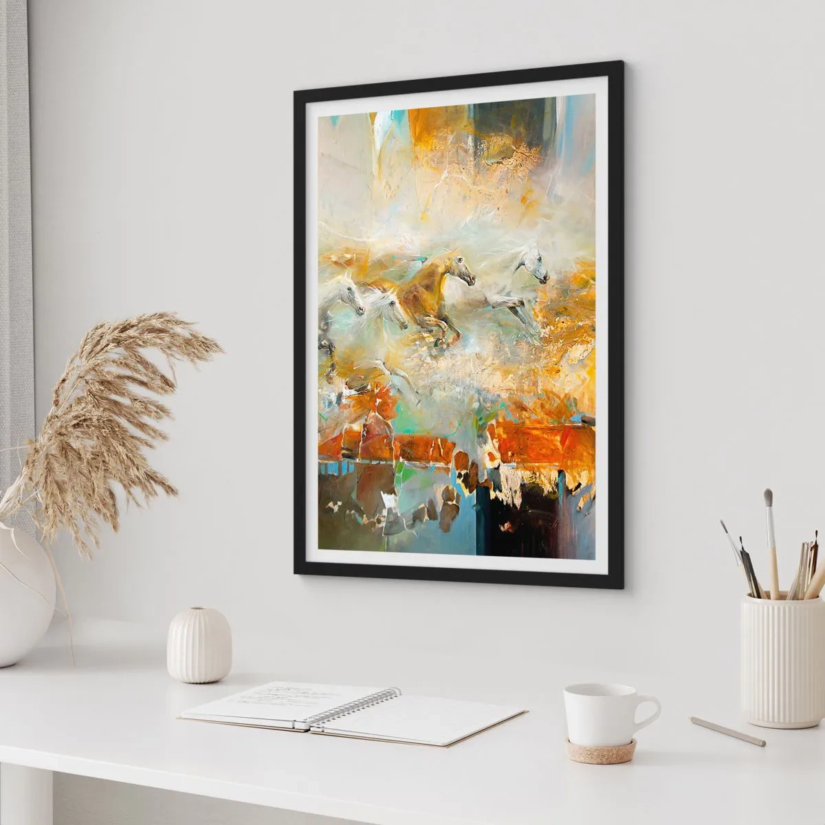 Plakat i sort ramme - Galopperende heste i en abstrakt setting - 50x70cm - Galopperer gennem lyset - Moderne vægdekoration til stue og soveværelse ARTTOR