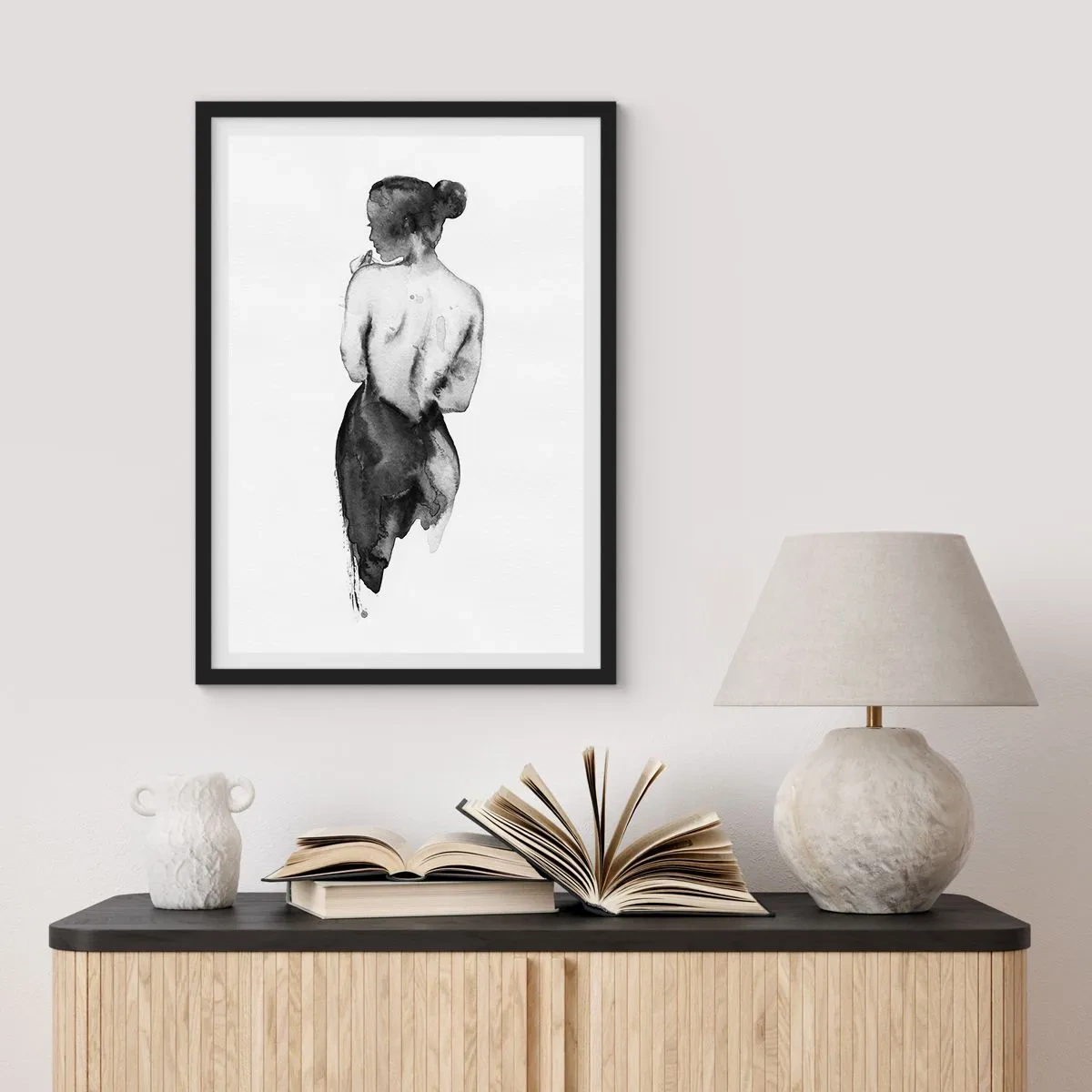 Plakat i sort ramme - Silhuet af en kvinde i akvarel sort på en hvid baggrund - 50x70cm - Med hende forsvinder verden - Moderne vægdekoration til stue og soveværelse ARTTOR