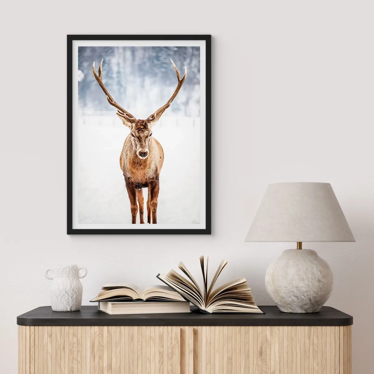 Plakat i sort ramme - En statelig hjort mod baggrunden af et vinterlandskab - 50x70cm - Lige ud af snedisen - Moderne vægdekoration til stue og soveværelse ARTTOR