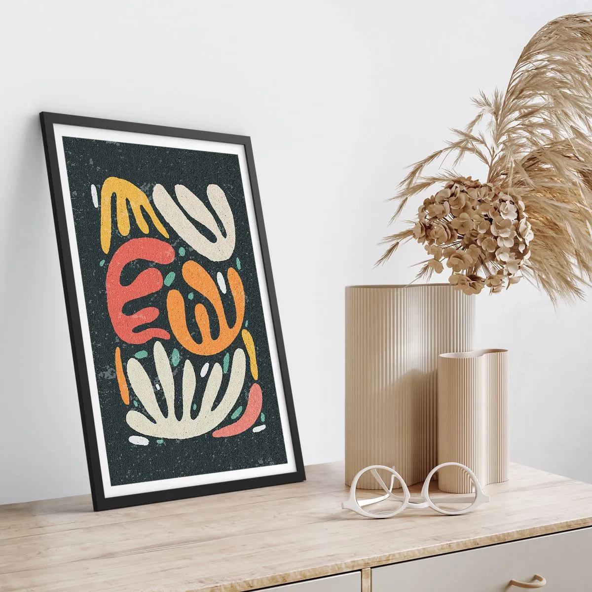 Plakat i sort ramme - Farverige organiske former på en mørk baggrund - 50x70cm - Komposition - jeg er ved at fange dig - Moderne vægdekoration til stue og soveværelse ARTTOR