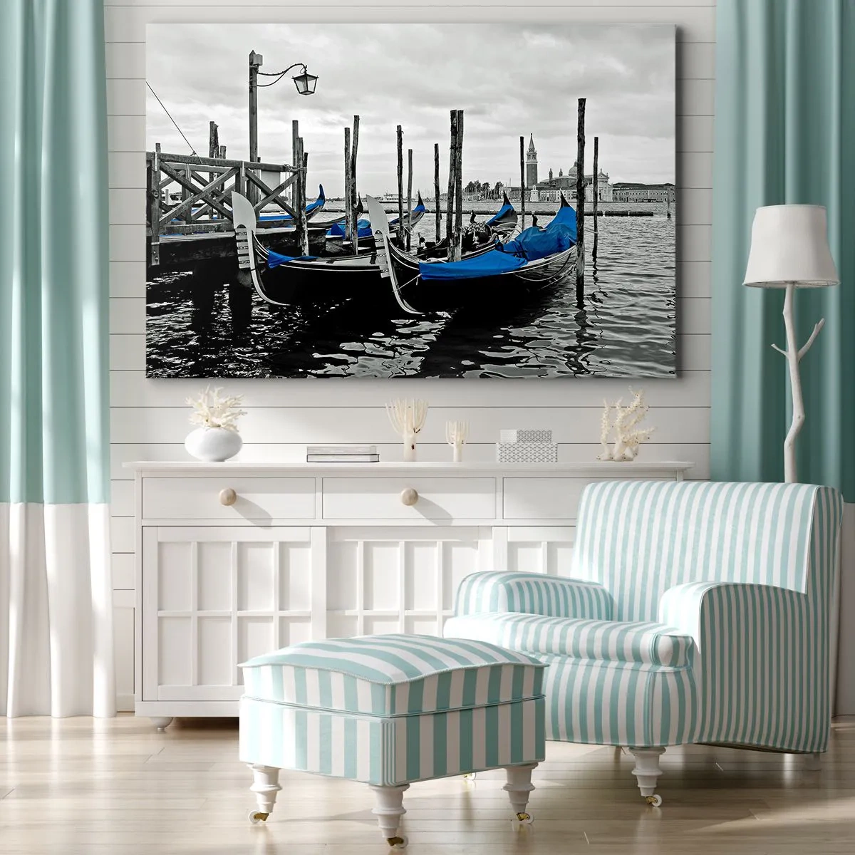 Lærredstryk - Billede på lærred - Gondoler i Venedig med blå overdækninger - 70x50cm - Eftertænksomt Venedig - Moderne vægdekoration til stue og soveværelse ARTTOR