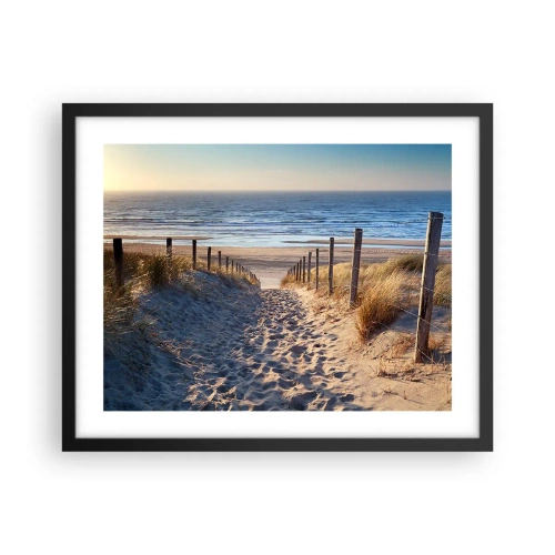 Plakat i sort ramme - Havet brummer, fuglene synger, en vild strand midt i græsset.... - 50x40 cm