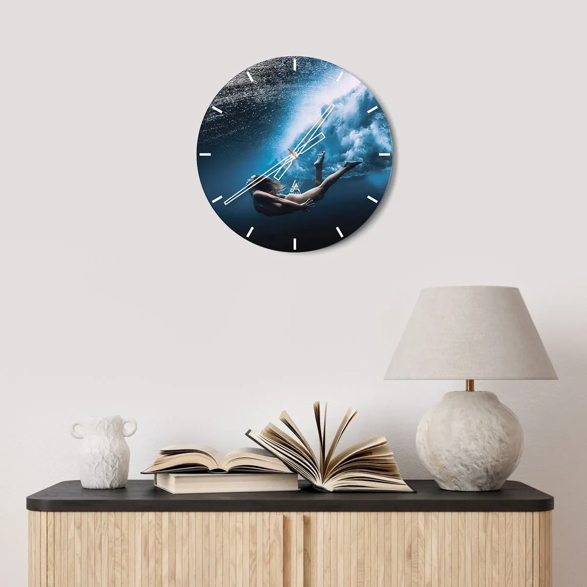Vægur, Uret - En kvinde under vandet i et dynamisk billede - 30x30cm - Den moderne havfrue - Moderne vægdekoration til stue, køkken og soveværelse ARTTOR