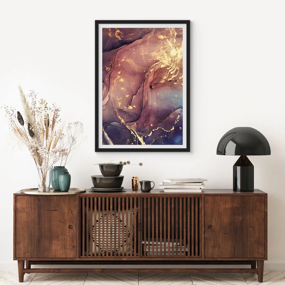 Plakat i sort ramme - En abstrakt komposition med nuancer af guld og brunt i en kunstnerisk stil. - 50x70cm - Materie og ånd - Moderne vægdekoration til stue og soveværelse ARTTOR